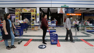 Distancias seguridad pagar Carrefour Holea 1446766103 118599928 667x375 300x172, &iquest;C&oacute;mo ser&aacute; el comportamiento del consumidor post-pandemia?